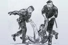 Illustration (schwarz/weiß): Zwei Polizisten in dunklen Uniformen zerren an Arm und Bein einer am Boden liegenden Person