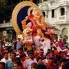 Menschen feiern Ganesh Chaturthi, eines der bedeutendsten hinduistischen Feste des Jahres