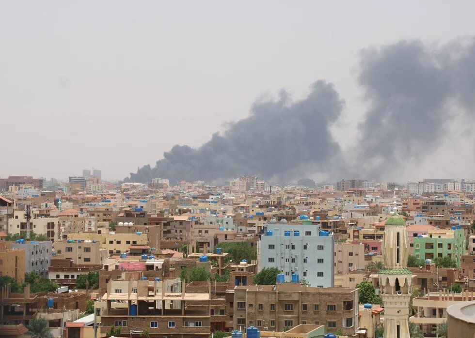 Khartoum, Sudan am 17. September 2023 - Das Foto zeigt eine Luftaufnahme der Stadt. Im Hintergrund aufsteigender Rauch - resultierend aus den gewaltsamen Zusammenstößen zwischen den sudanesischen Streitkräften (SAF) und den paramilitärischen Rapid Support Forces (RSF). Khartoum, Sudan am 17. September 2023 - Das Foto zeigt eine Luftaufnahme der Stadt. Im Hintergrund aufsteigender Rauch - resultierend aus den gewaltsamen Zusammenstößen zwischen den sudanesischen Streitkräften (SAF) und den paramilitärischen Rapid Support Forces (RSF).
